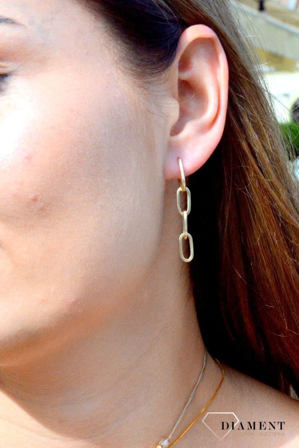 Złote kolczyki długie 333 wiszące zdobione prostą formą. KL 10920 333 Piękne złote kolczyki z zapięciem na sztyft wykonane z żółtego złota, która ozdobiona została złotem. Takie kolczyki to doskonała.jpg